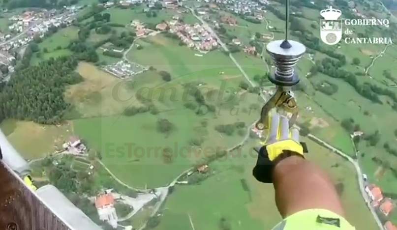 El equipo del helicóptero del Gobierno cántabro rescata a un senderista vizcaíno accidentado en el entorno de la Peña de Sámano