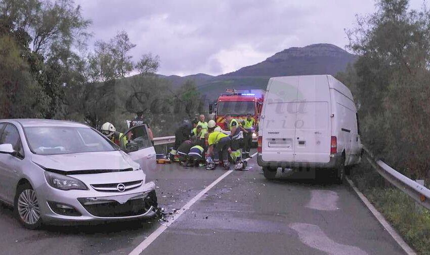  Un herido grave y dos leves en una colisión entre un turismo y una furgoneta en Argoños