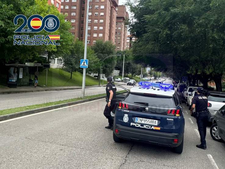 La Policía Nacional salva a un joven encaramado al marco de la ventana de un octavo piso en Cazoña