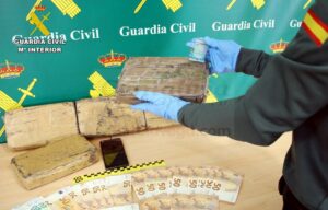 La Guardia Civil intercepta un vehículo con cinco kilos de cocaína ocultos en un doble fondo