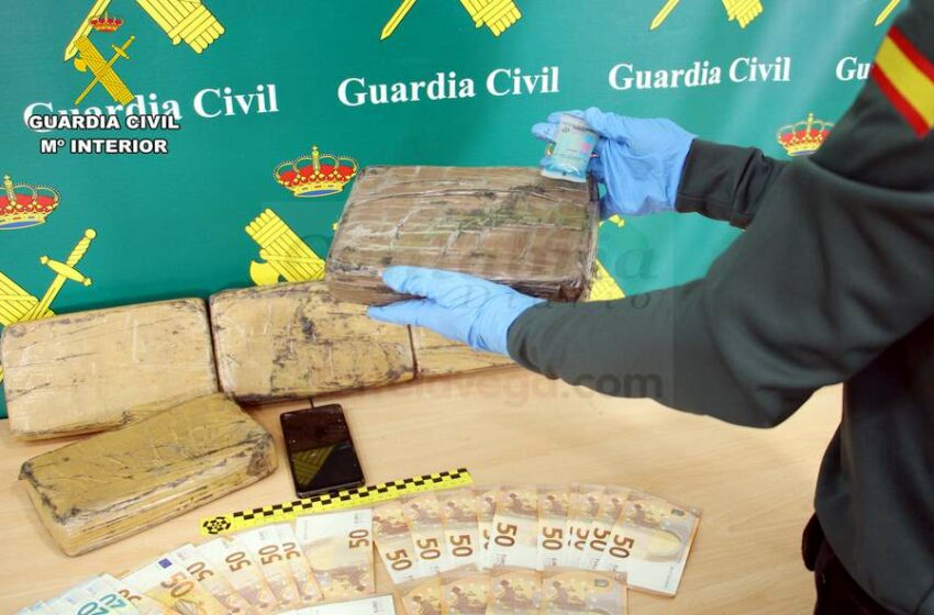 La Guardia Civil intercepta un vehículo con cinco kilos de cocaína ocultos en un doble fondo