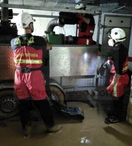 Bomberos y voluntarios cántabros ya trabajan en la zona de la DANA