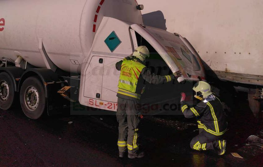 Herido un transportista tras colisionar con otro camión parado en la A-8 en Bárcena de Cicero