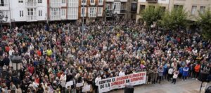 Miles de personas recorren Reinosa contra el 'desmantelamiento' de la sanidad pública de Campoo