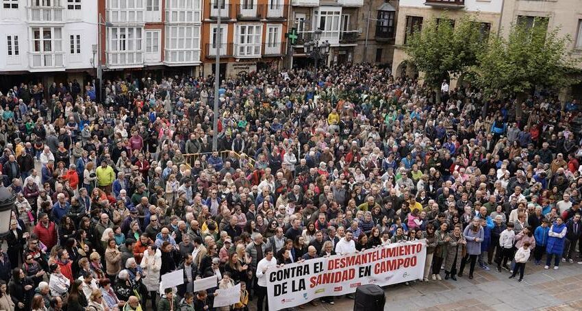 Miles de personas recorren Reinosa contra el 'desmantelamiento' de la sanidad pública de Campoo