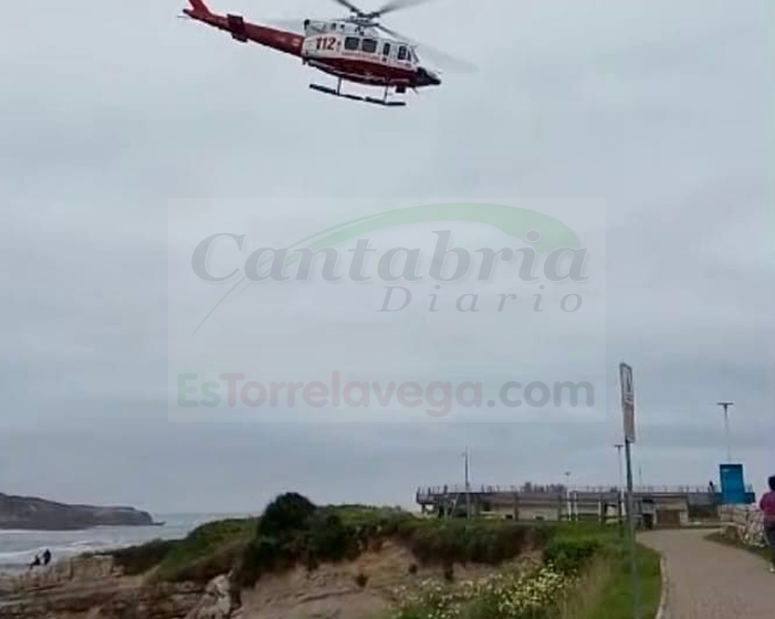  El personal del helicóptero del Gobierno de Cantabria asiste a un surfista herido en La Maruca