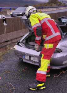 Herido un varón en una salida de vía con vuelco de vehículo en la A-67 a la altura de Molledo