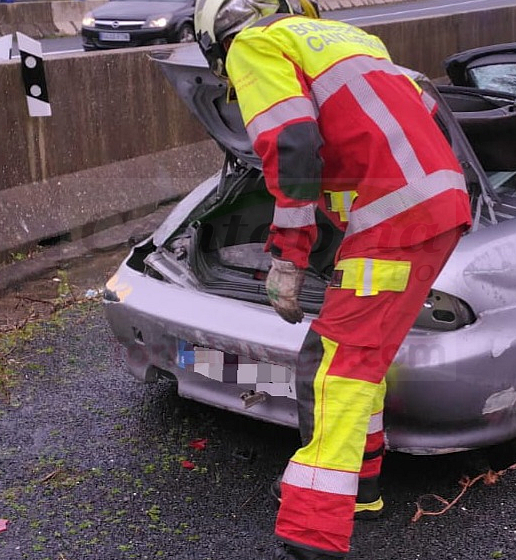 Herido un varón en una salida de vía con vuelco de vehículo en la A-67 a la altura de Molledo