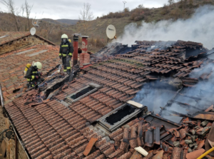 Un incendio destruye una vivienda en Valdeprado del Río