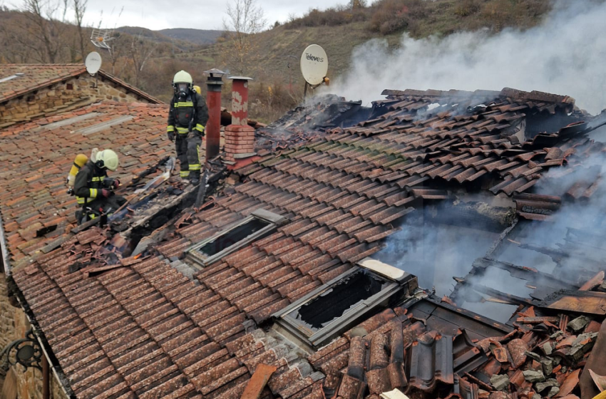 Un incendio destruye una vivienda en Valdeprado del Río