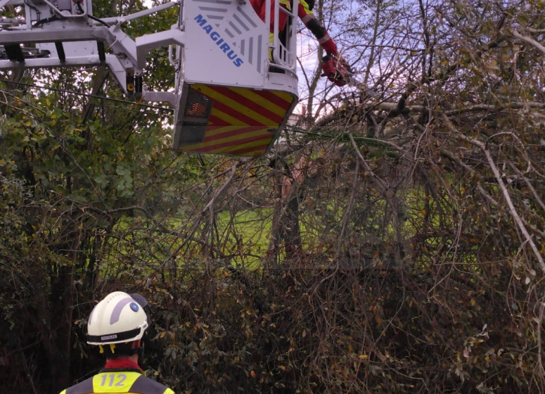 El 112 coordina este fin de semana 83 incidencias y recibe 232 llamadas por el temporal de viento en Cantabria