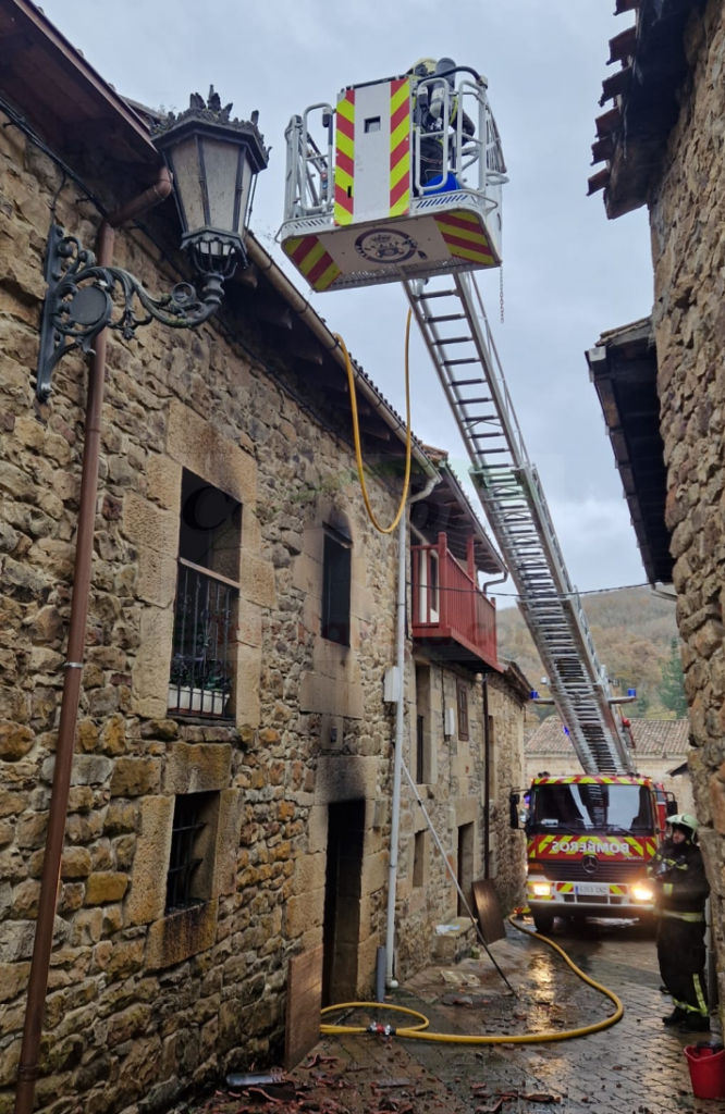 Un incendio destruye una vivienda en Valdeprado del Río