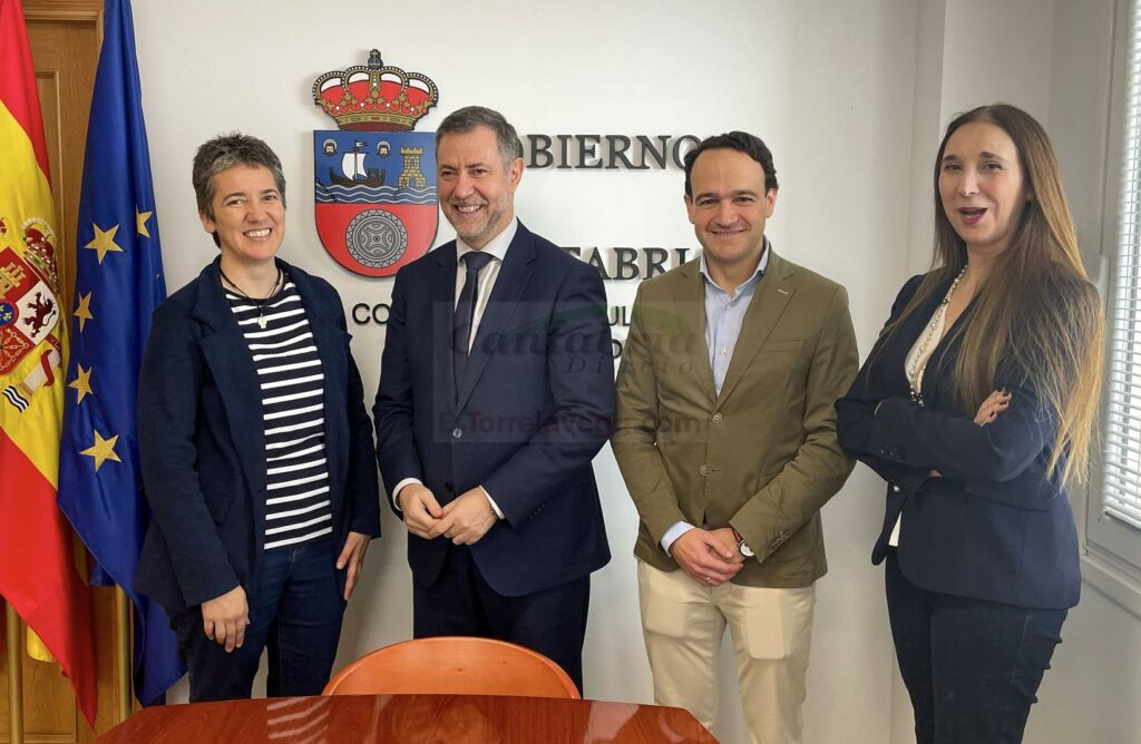 Martínez Abad entrega a la Cocina Económica la recaudación de Cabárceno el pasado día 22