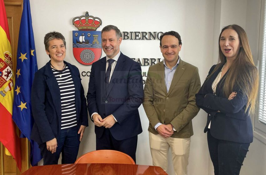 Martínez Abad entrega a la Cocina Económica la recaudación de Cabárceno el pasado día 22