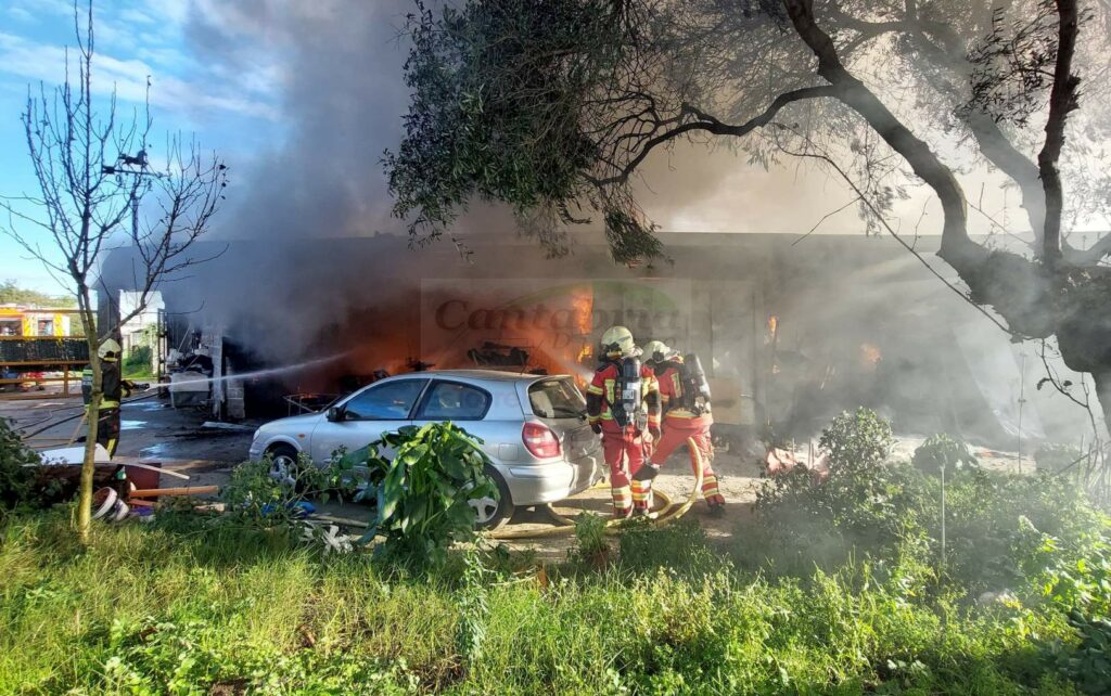 Bomberos del Gobierno extinguen un incendio en un cobertizo de grandes dimensiones en Laredo