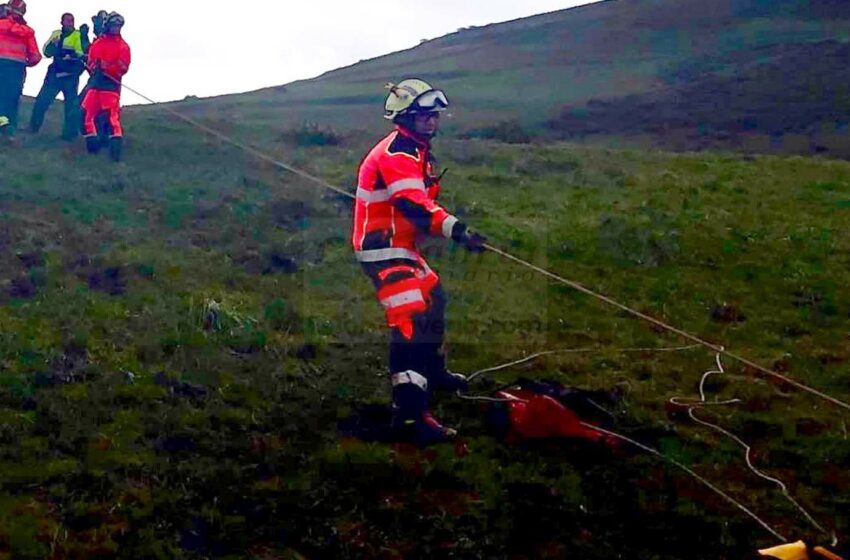 Rescatado un surfista madrileño atrapado en las rocas de Punta Ballota, en Suances