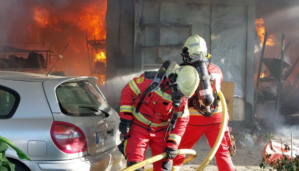 Bomberos del Gobierno extinguen un incendio en un cobertizo de grandes dimensiones en Laredo