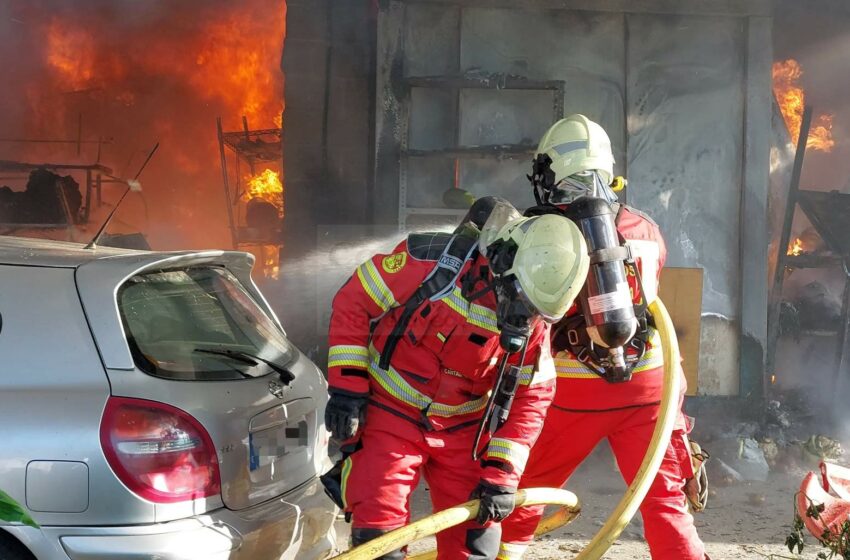 Bomberos del Gobierno extinguen un incendio en un cobertizo de grandes dimensiones en Laredo