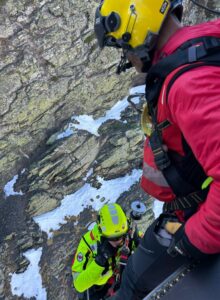 El helicóptero del Gobierno de Cantabria rescata a un senderista en la montaña palentina