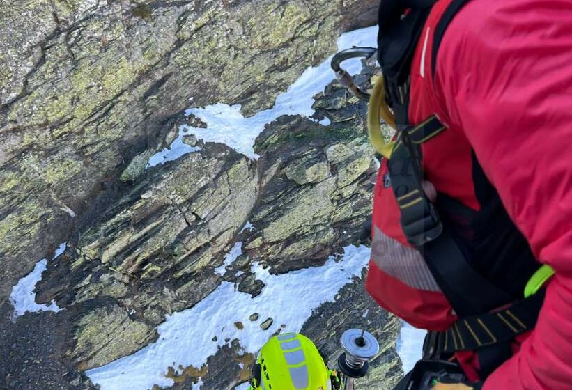 El helicóptero del Gobierno de Cantabria rescata a un senderista en la montaña palentina