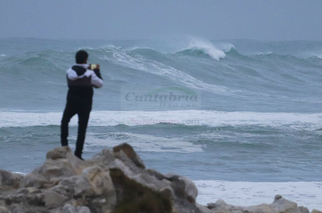 No arriesgues tu vida por fotografiar los fenómenos costeros durante la alerta roja