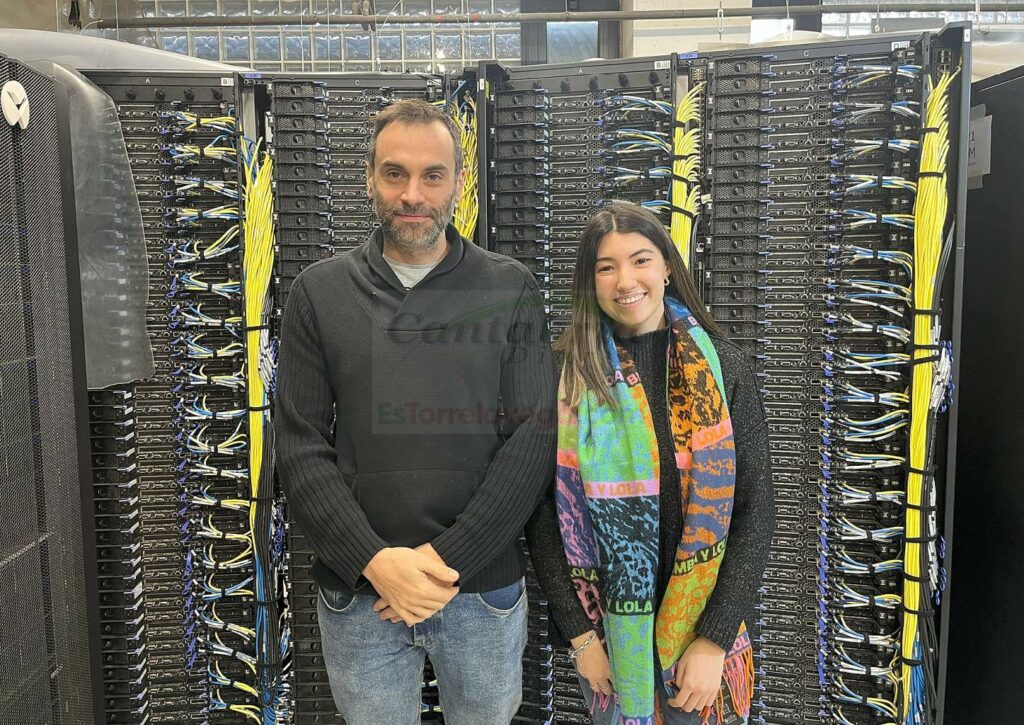 Álvaro López y Judith Sáinz-Pardo, en el centro de procesado de datos del IFCA.