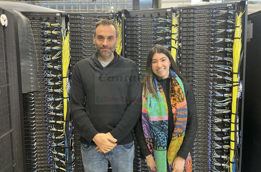 Álvaro López y Judith Sáinz-Pardo, en el centro de procesado de datos del IFCA.