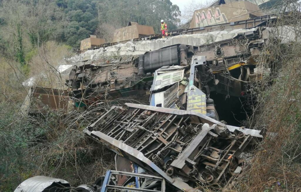 Un herido tras descarrilar un tren de mercancías a la altura de Pesués