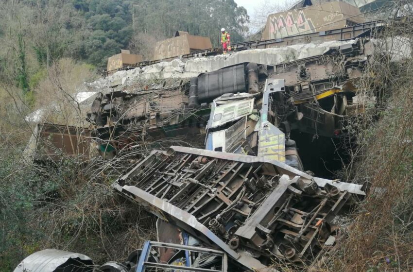 Un herido tras descarrilar un tren de mercancías a la altura de Pesués