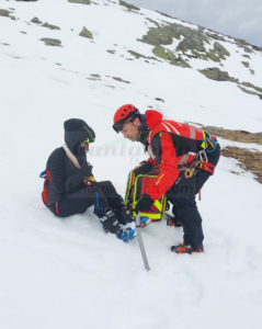 El equipo del helicóptero del Gobierno cántabro auxilia a un esquiador tras lesionarse en un hombro