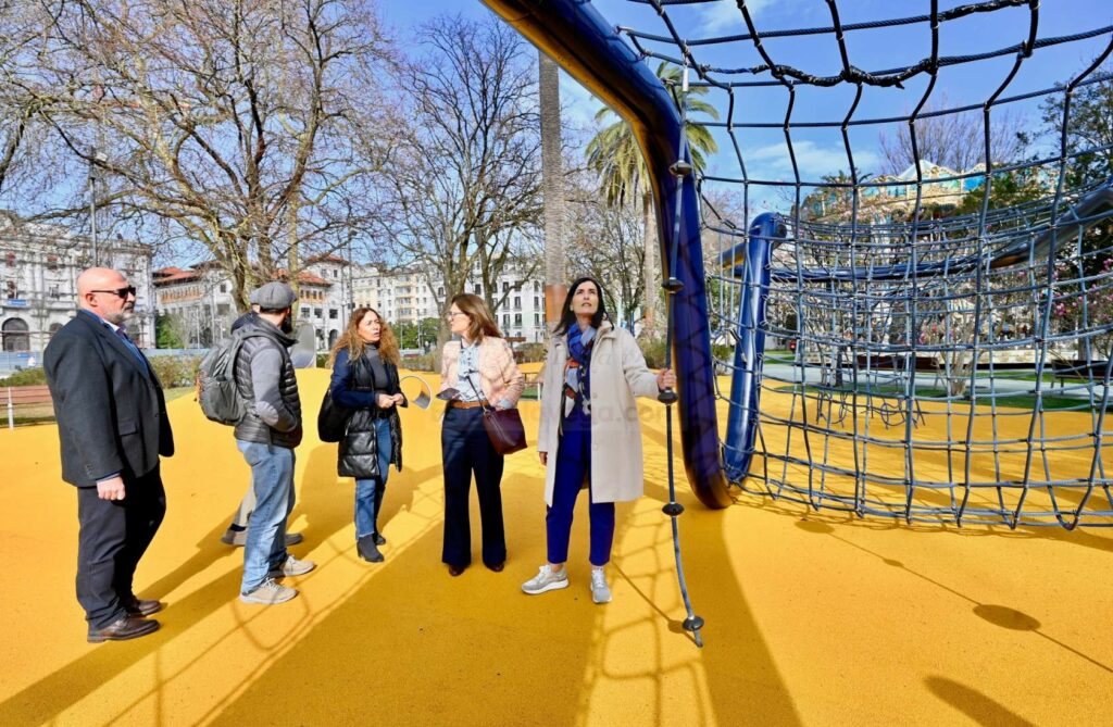 El parque infantil de los Jardines de Pereda mejora su seguridad