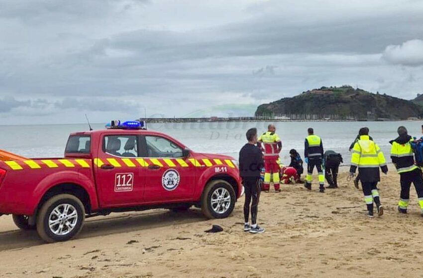  Efectivos de emergencias recuperan de una parada a una mujer desplomada en la playa de la Salvé