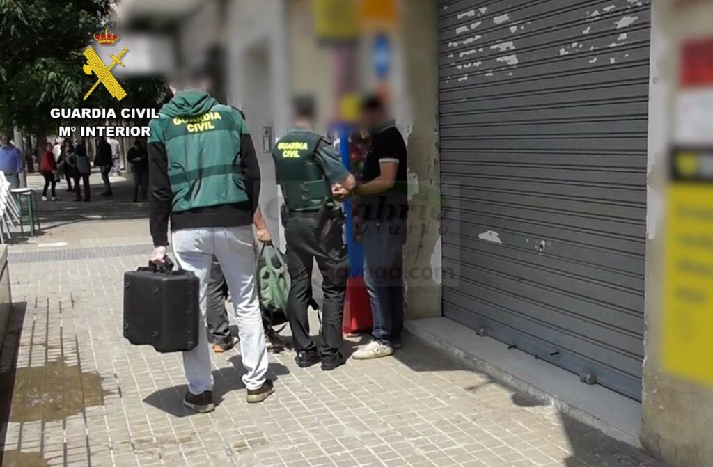 La Guardia Civil desarticula un grupo criminal especializado en 'sextorsión'