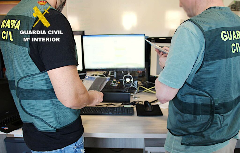 Doce personas detenidas en una operación contra la 'sextorsión' sobre dos víctimas en Cantabria