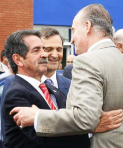 En la imagen de archivo Juan Carlos y Revilla se abrazan durante una visita a Torrelavega - (C) Foto: David Laguillo/CANTABRIA DIARIO